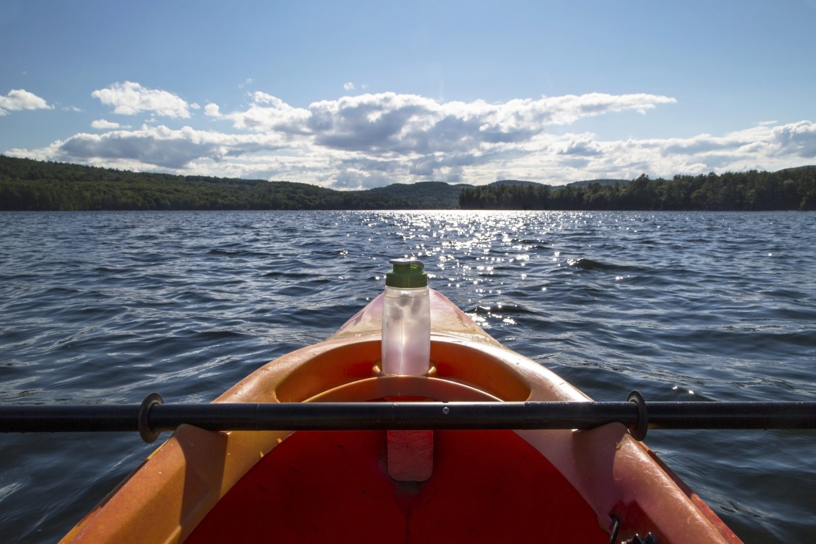 Un kayak con una bottiglia d'acqua riutilizzabile sul davanti.