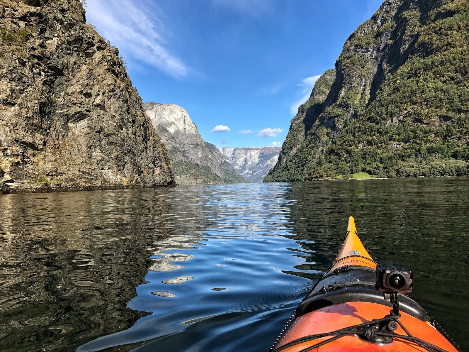La parte anteriore di un kayak che scivola sui fiordi norvegesi.