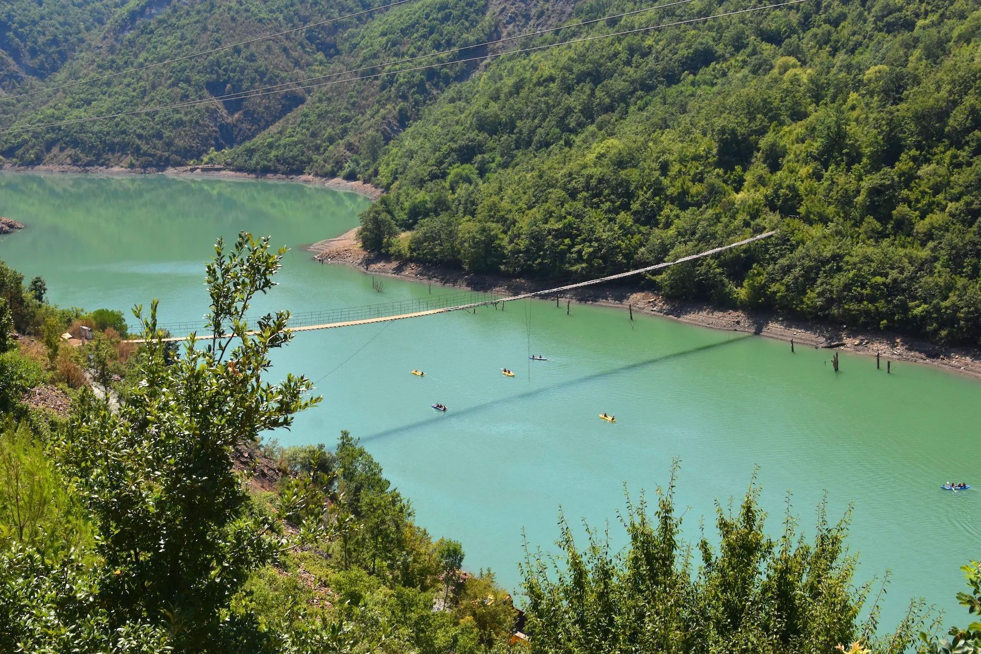 Canoisti che pagaiano nelle acque limpide della laguna di Karavasta, Albania