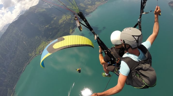 Parapendio sopra il lago di Thun e Brienz a Interlaken, Svizzera