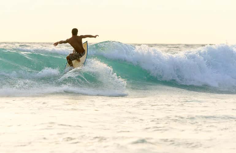 10 migliori posti per il surf nel mondo per i principianti