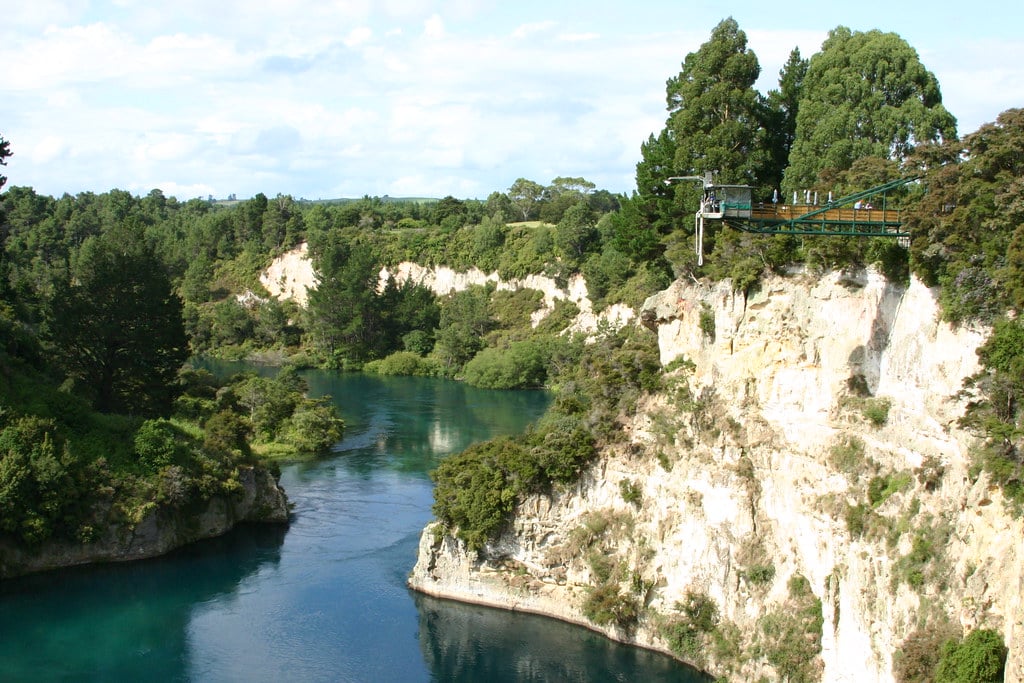 bungee jumping dalla scogliera a taupo, nuova zelanda