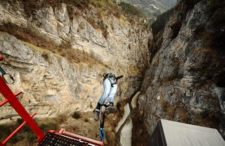 Bungee jumping a Niouc Svizzera