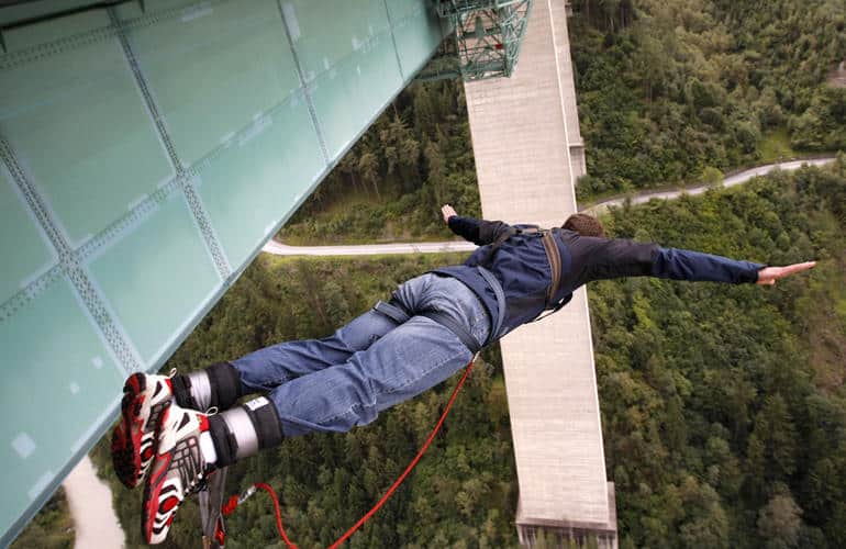 Bungee Jumping dall'Europabrücke vicino a Innsbruck