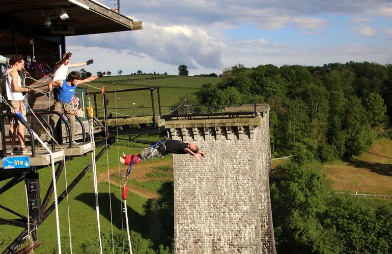 Uomo che salta dal viadotto Souleuvre - uno dei bungee jumping più pazzi