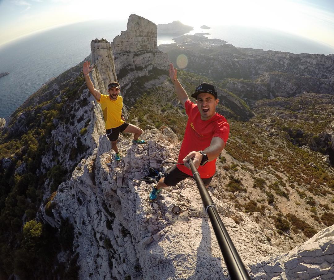 Corsa alpina con il trio dell'eredità delle montagne