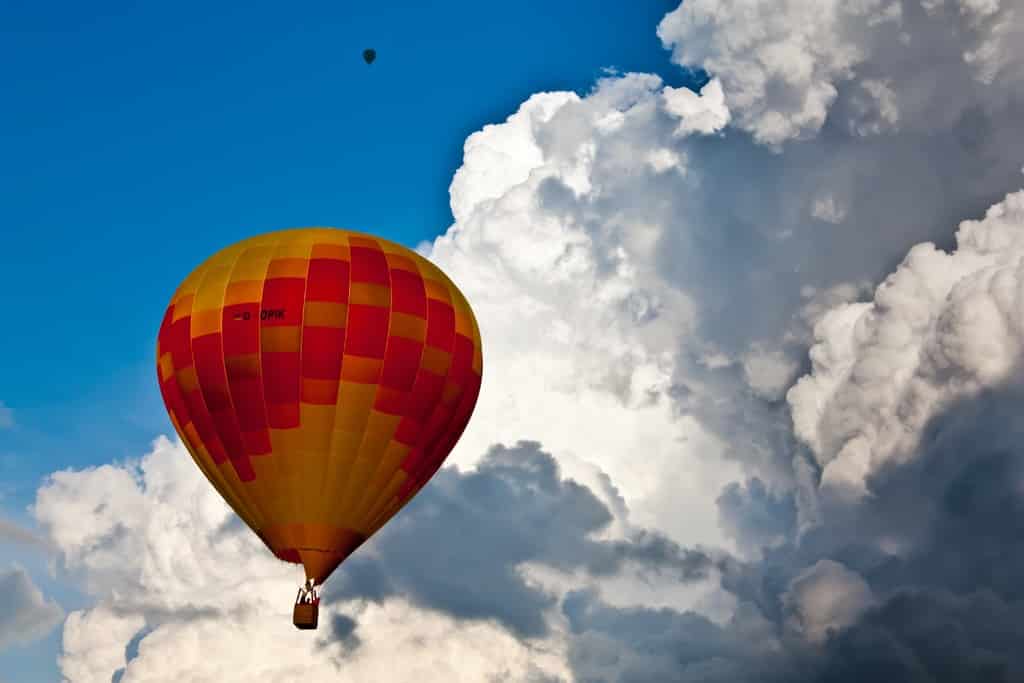 mongolfiera tra le nuvole