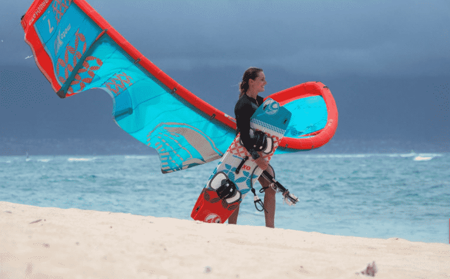 Kitesurfer con attrezzatura in spiaggia