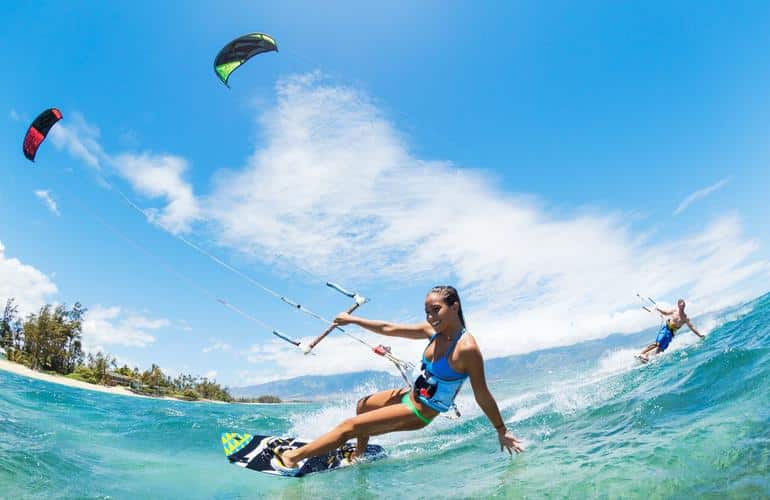 Ragazza che fa kitesurf sulla costa a Città del Capo