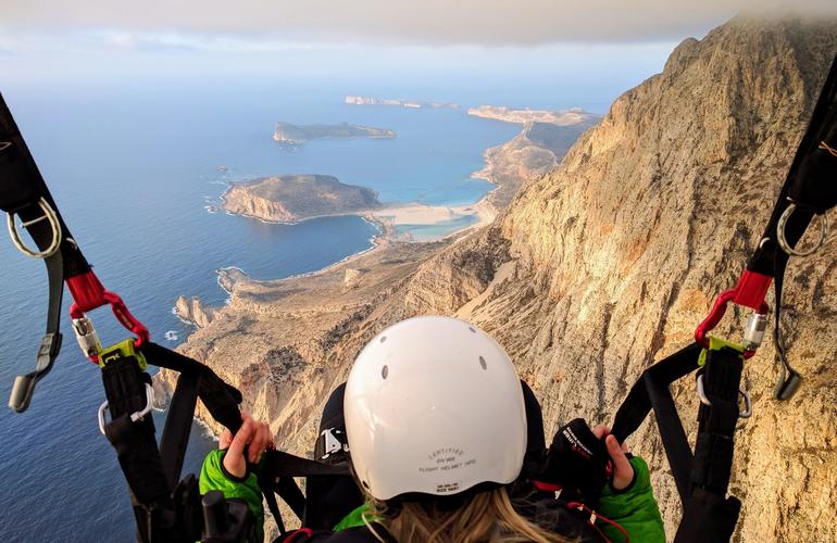 Persone che volano sopra l'isola di Creta in Grecia