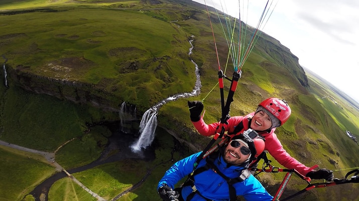 Parapendio in tandem sopra una cascata vicino a Reykjavik