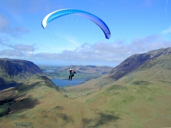 Parapendio nel parco nazionale del Lake District