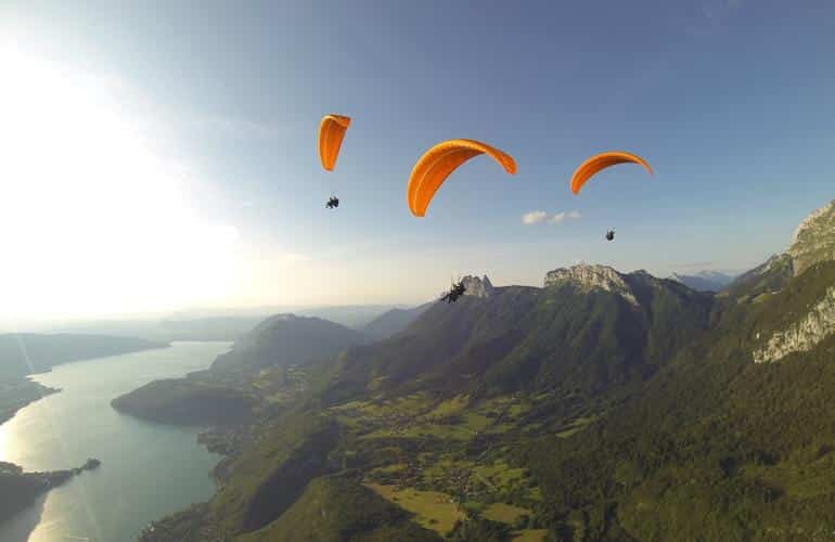 Parapendio sul lago di Annecy