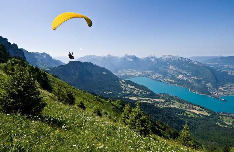 Parapendio su valli e laghi blu