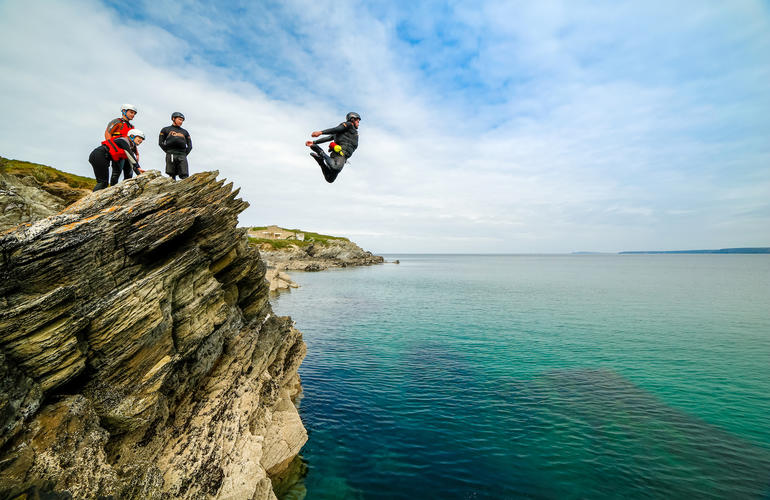 Uk cliff jumping coasteering