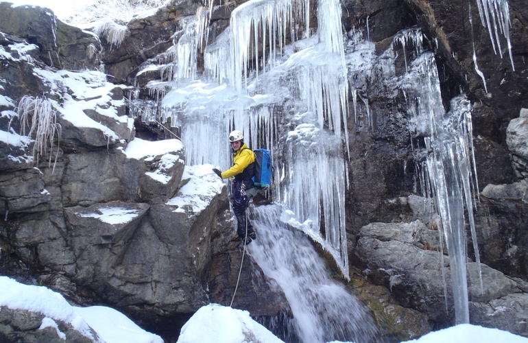 Torrentismo invernale Gourcy Ossau Valley