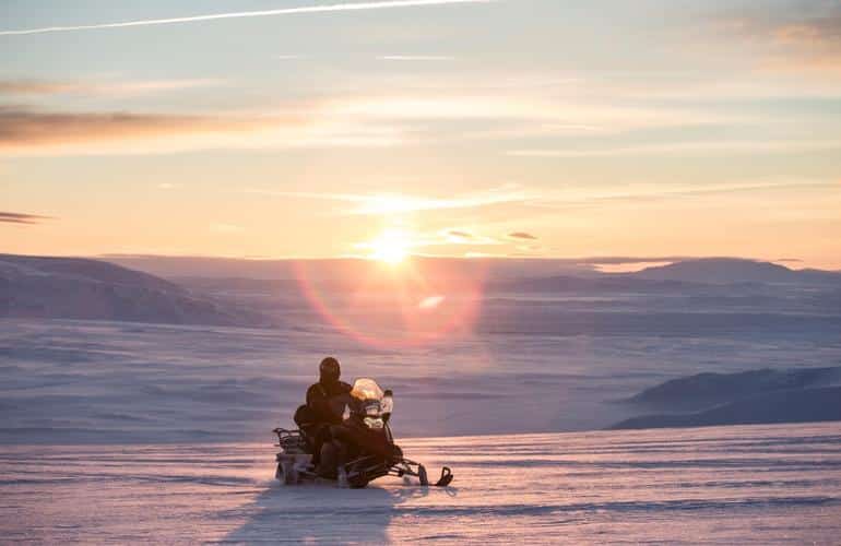 Motoslitta in Islanda durante il tramonto sulla nostra lista di tutto ciò che riguarda la motoslitta