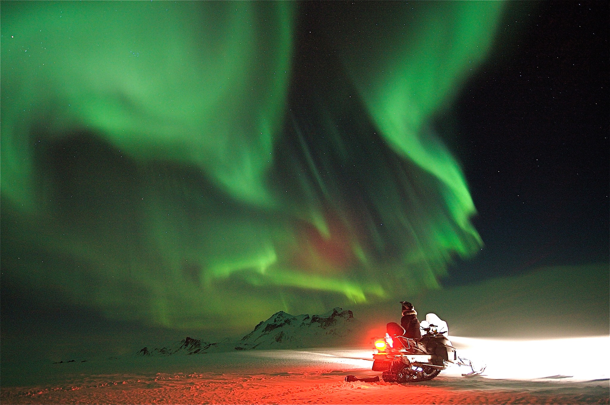 Sciare sotto l'aurora boreale 