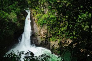 Rafa Ortiz scuote gli oltre 90 piedi delle cascate di Tomata sul Rio Alseseca nelle montagne della Sierra Madre a Veracruz, Messico