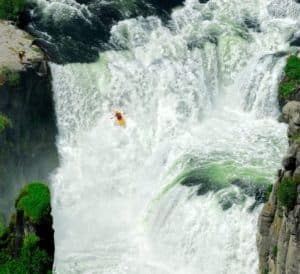 Professione kayaker, Ben Stookesberry, mentre lascia cadere gli oltre 70 piedi delle Lower Mesa Falls sul fiume Henry's Fork. Foto di: Lucas J. Gilman ©Lucas J. Gilman 2007 P: 303-218.0707 E: lucas@lucasgilman.com