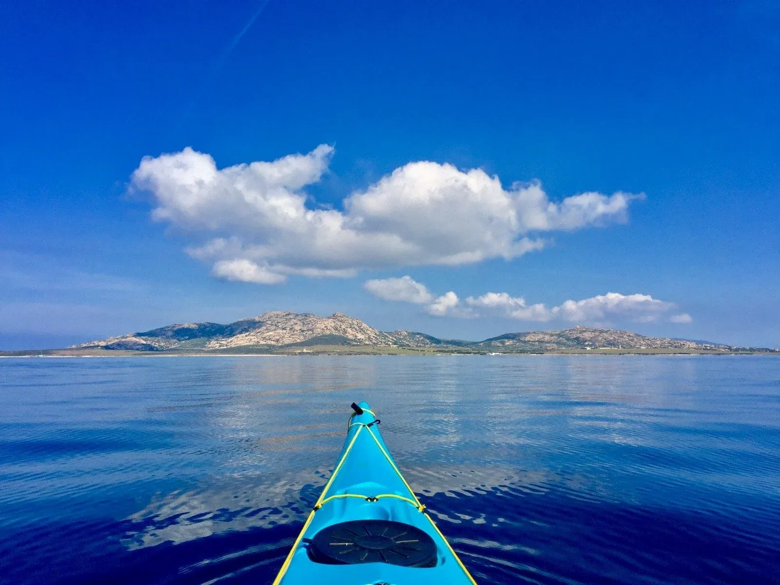 La parte anteriore di un kayak in Sardegna.