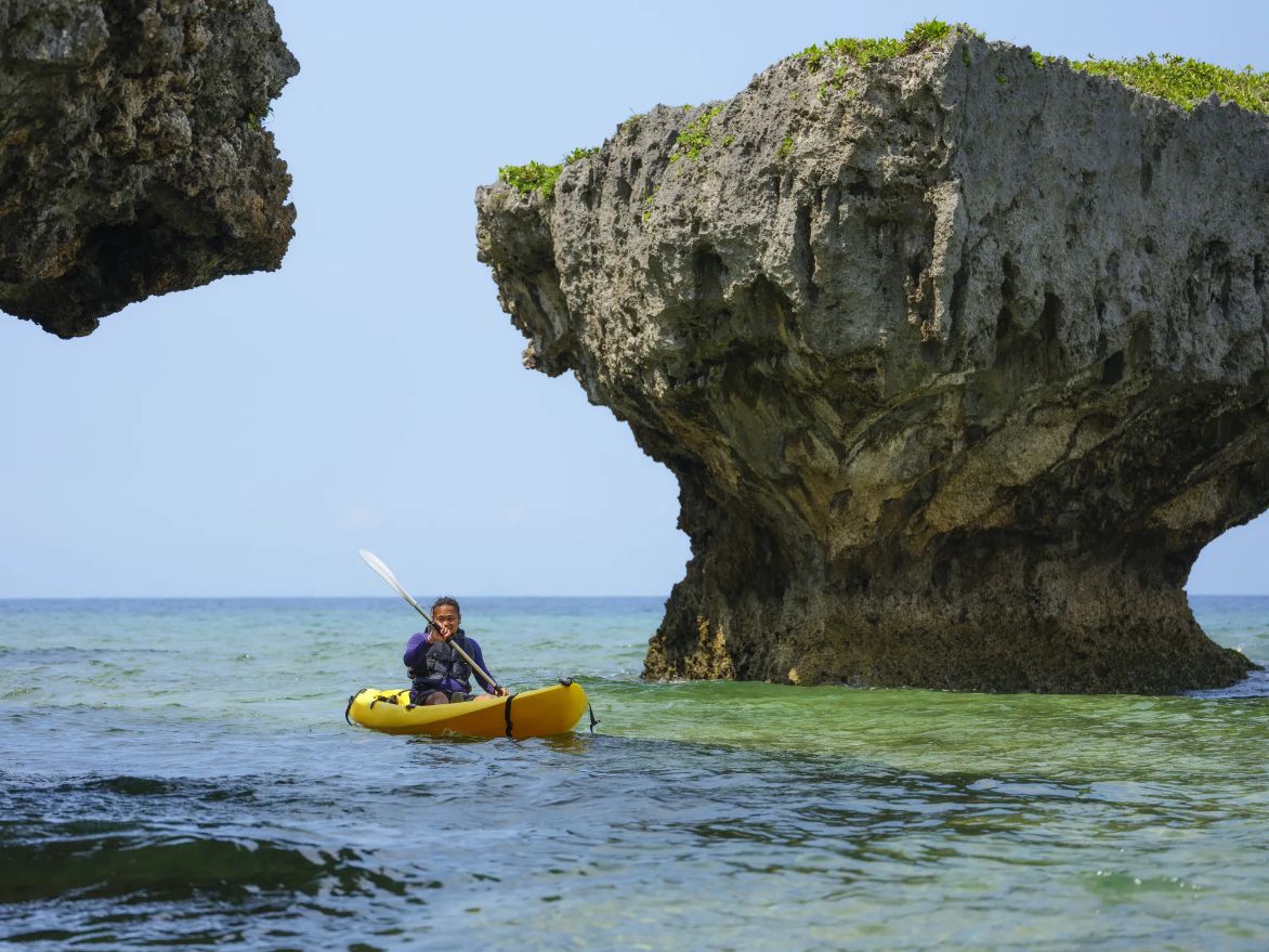 Un kayak da mare che pagaia intorno alla penisola di Izu in Giappone.