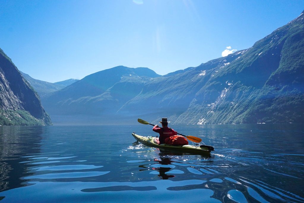 Un kayaker sul Geirangerfjord, in Norvegia