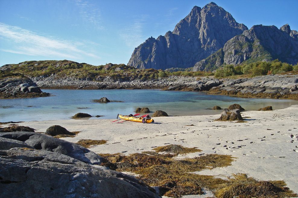 Un kayak su una spiaggia isolata delle Isole Lofoten, Norvegia