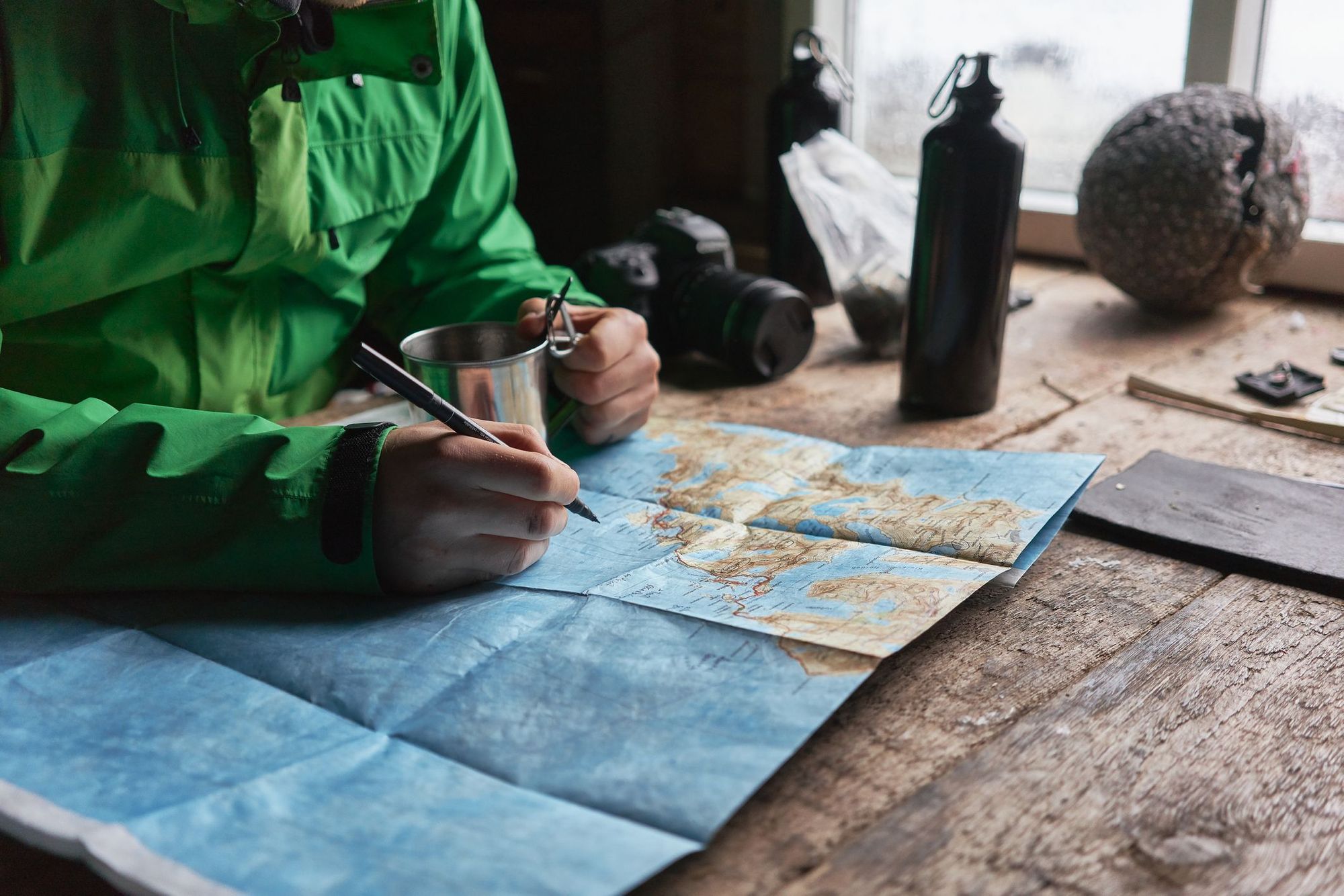Un escursionista pianifica un percorso in una baita delle Isole Lofoten.