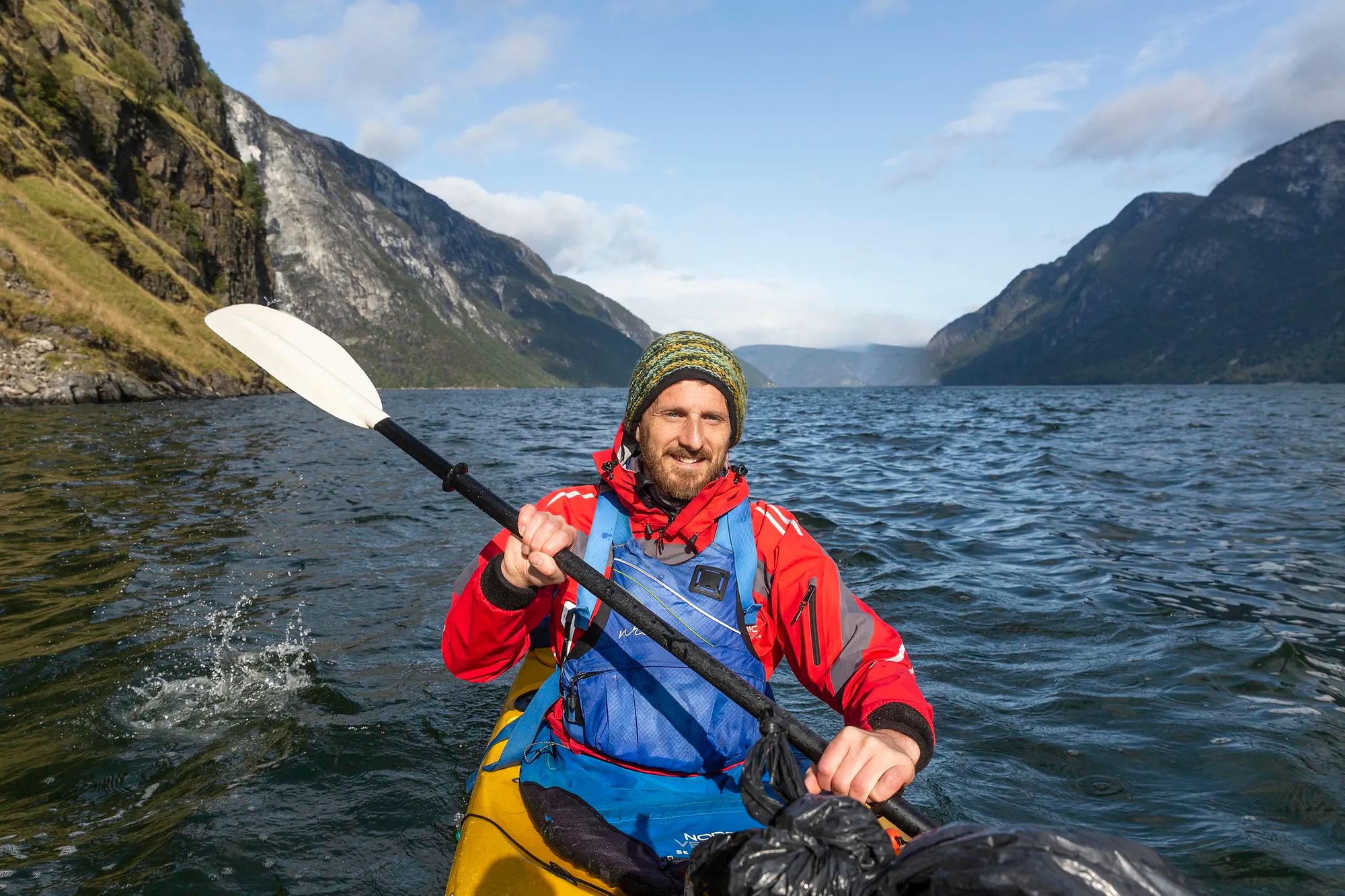 Un kayaker durante il viaggio Hike and Kayak the Norwegian Fjords di Much Better Adventures.