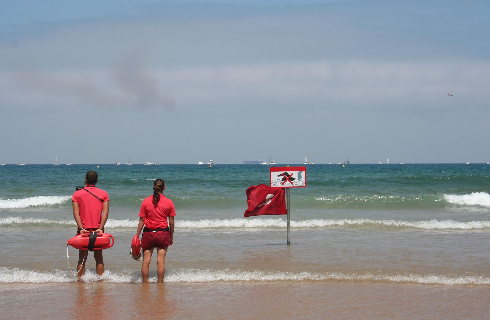 Bagnini in piedi su una spiaggia.