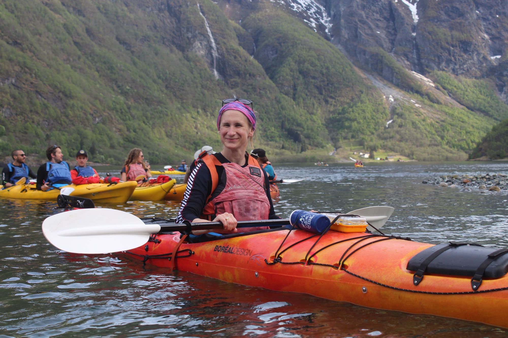 Rob di Much Better Adventure mentre pagaia sul Nærøyfjord