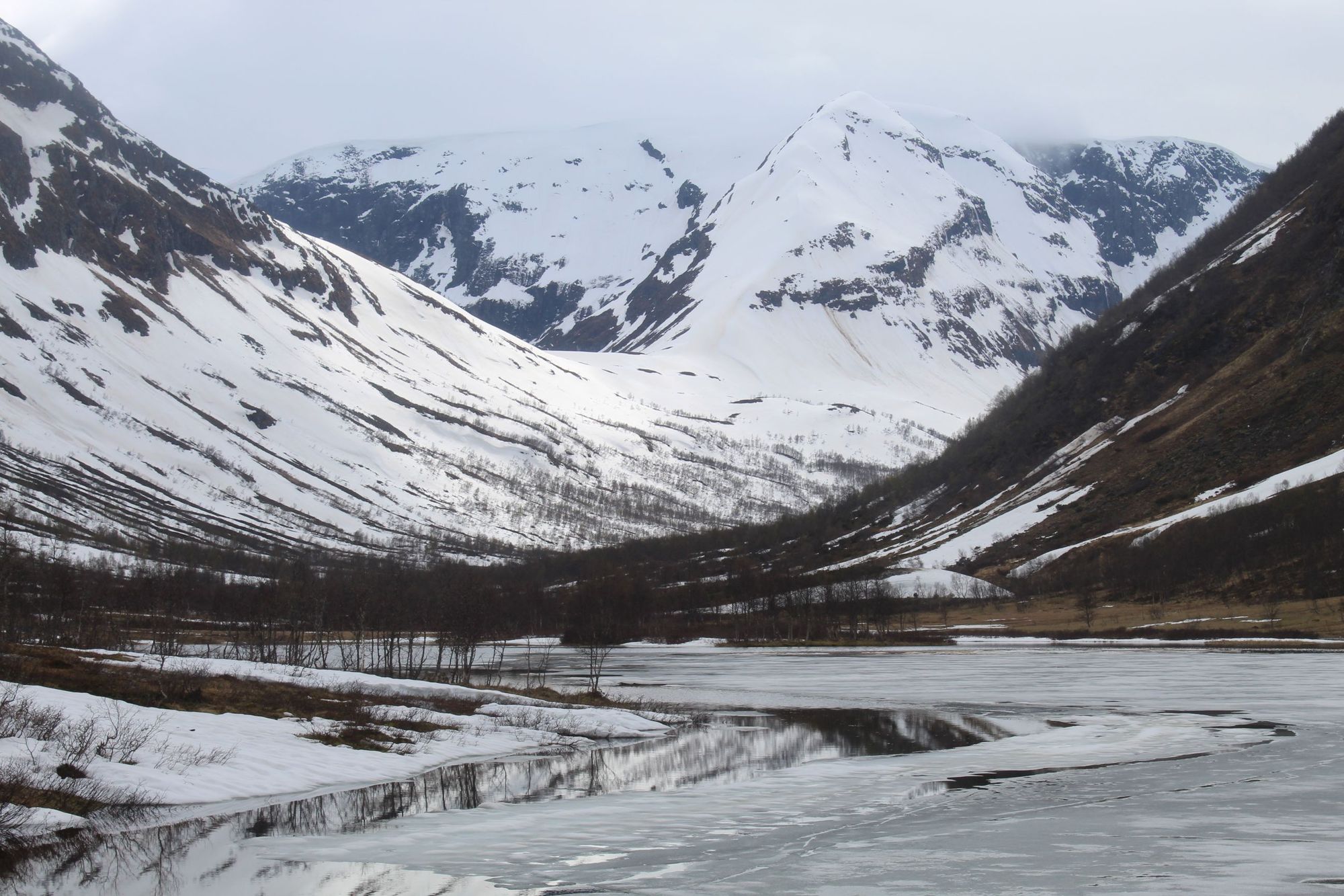 Il lago di montagna Vassetvatnet, che passiamo sulla strada verso la cima del Breiskrednosi.