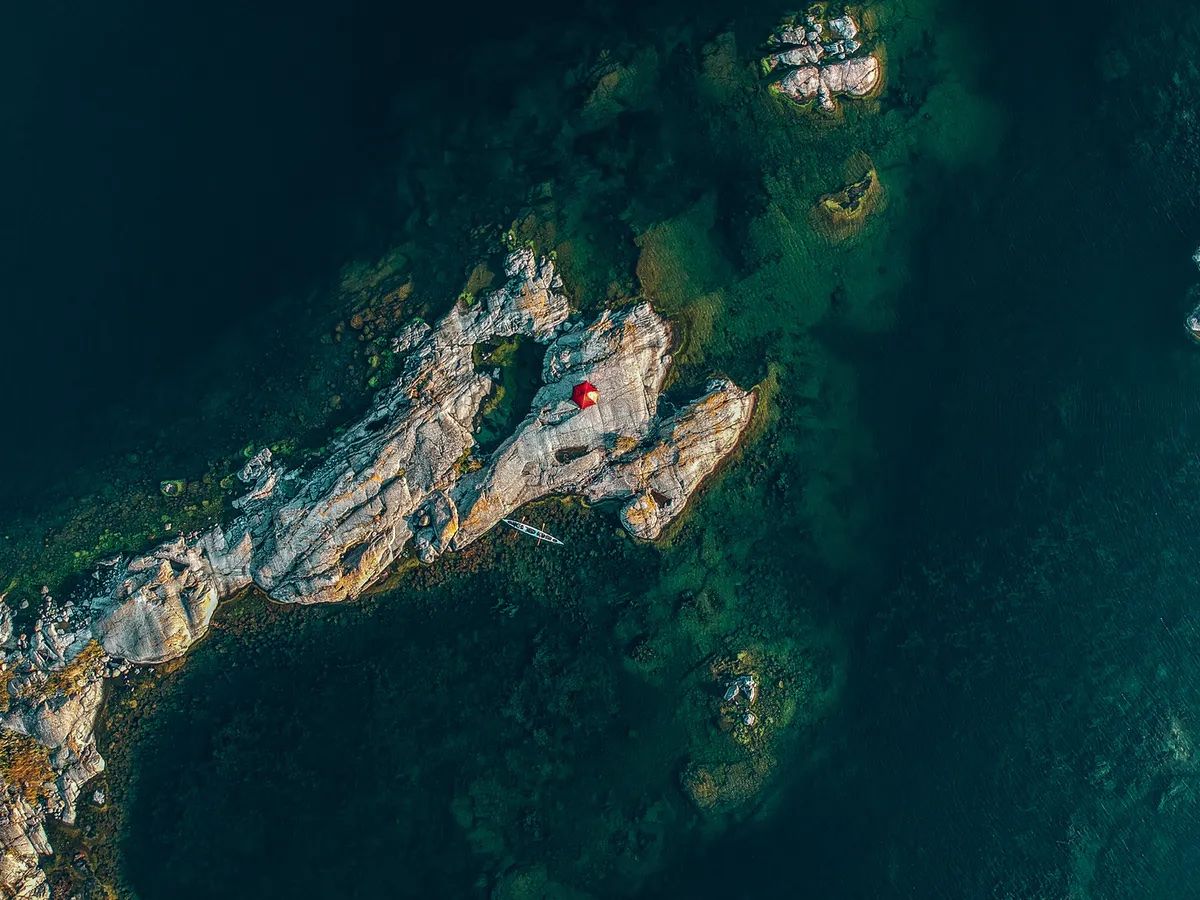 Una veduta aerea di un campo di kayak nell'arcipelago di Sant'Anna