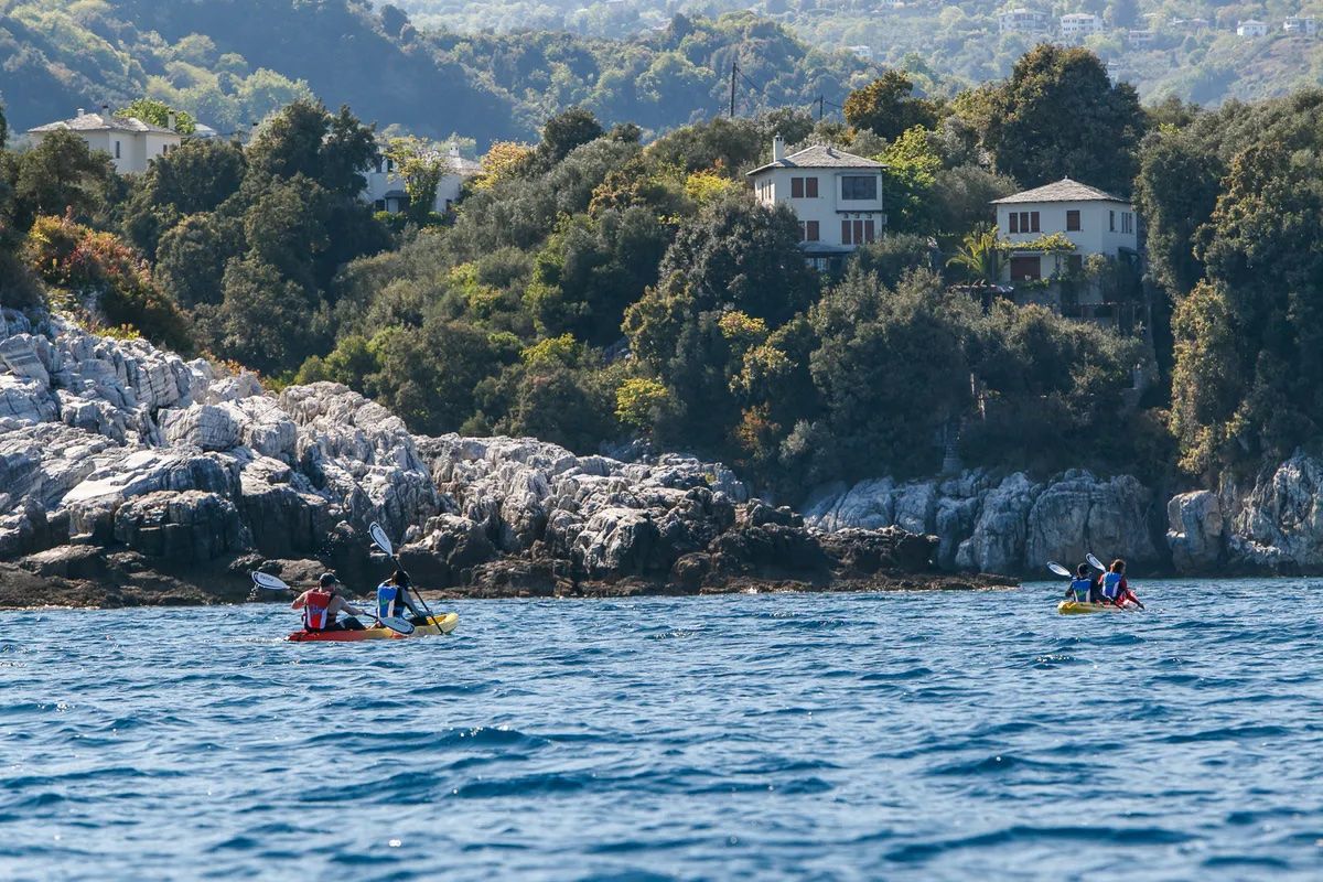 Canoisti che pagaiano lungo la costa della penisola di Pelion.