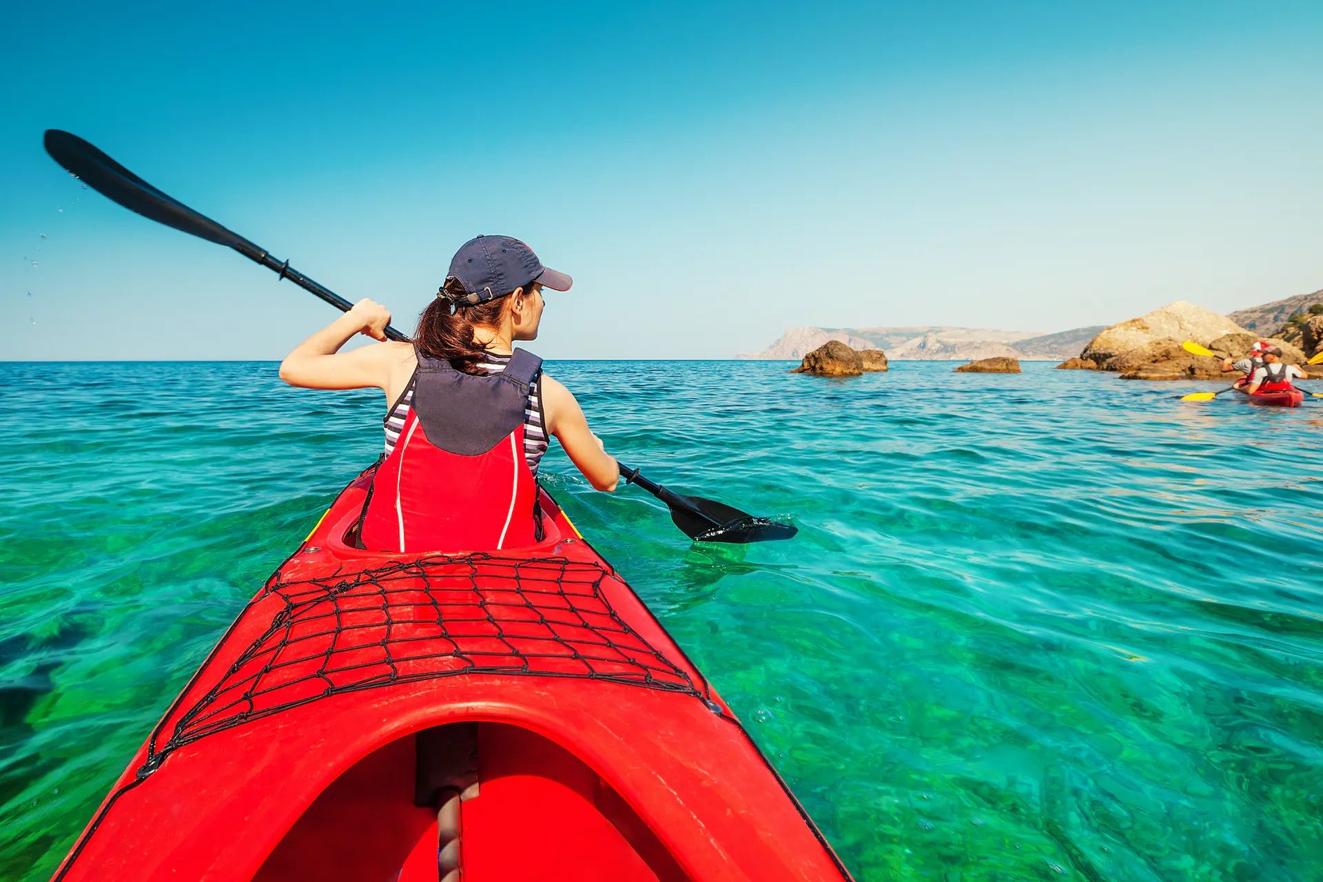 Donna in kayak in acqua.