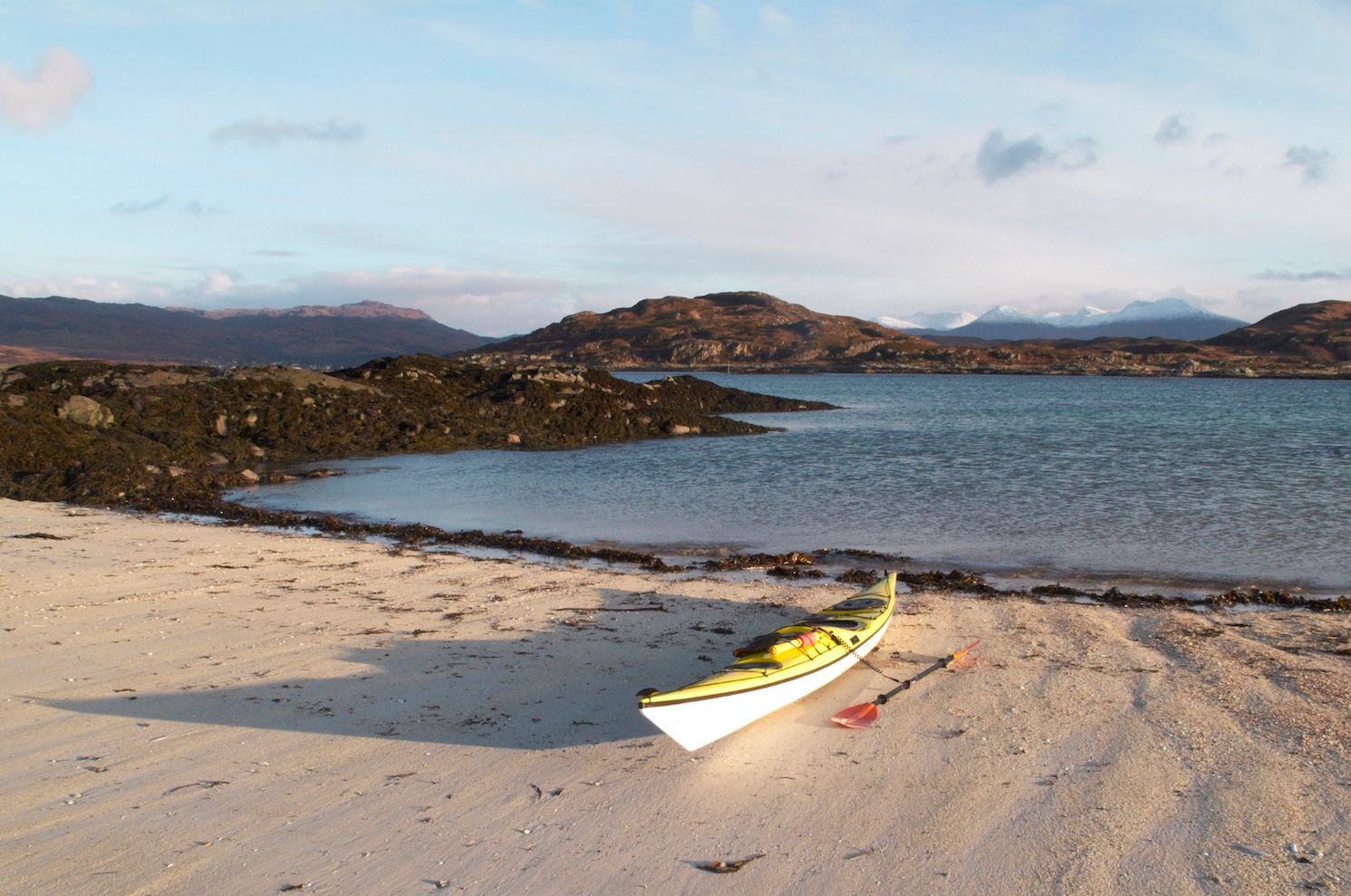 Un kayak da mare spiaggiato su uno skerry di Arisaig