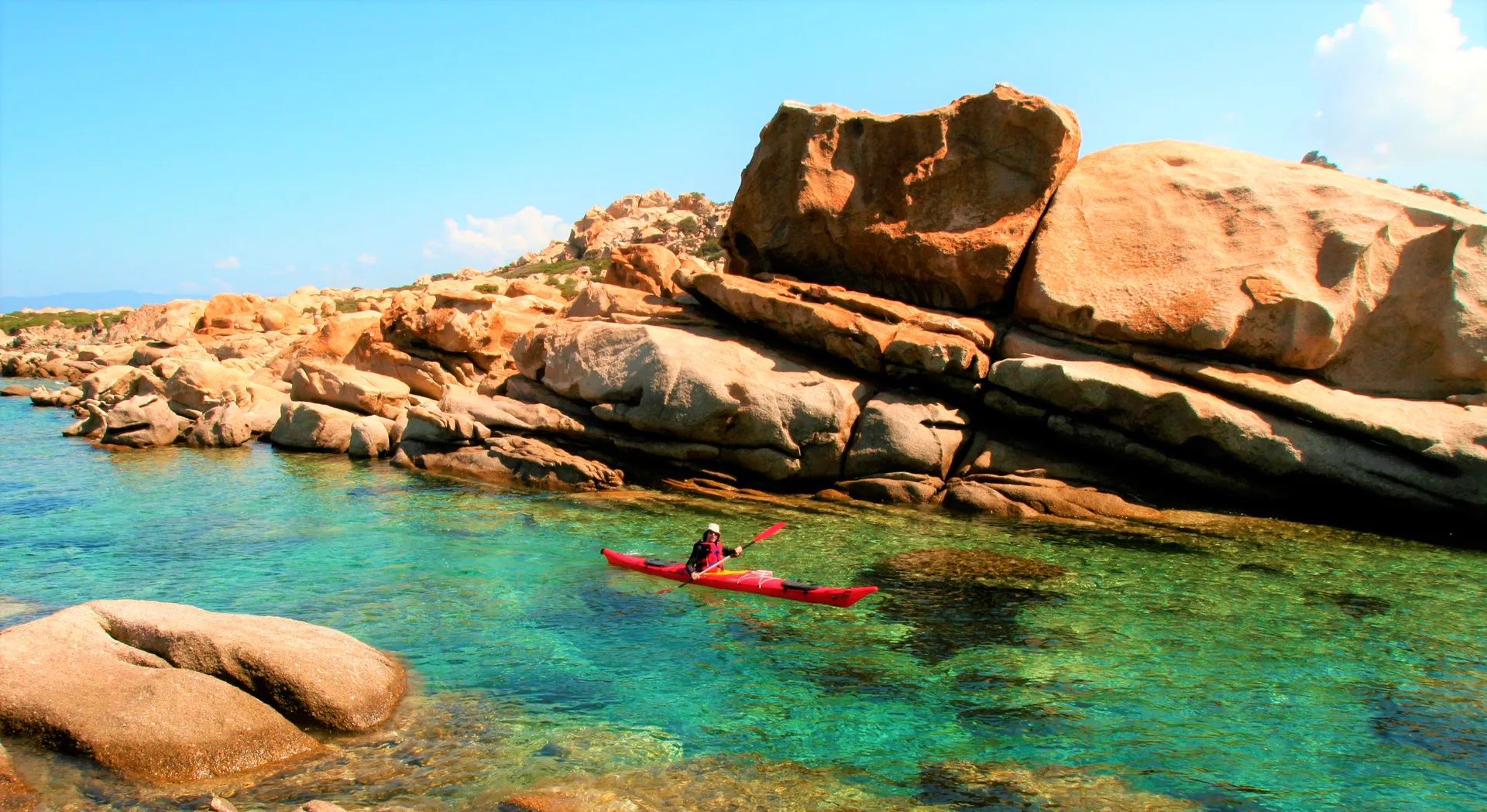 Il mare calmo della Corsica è perfetto per i principianti del kayak da mare.