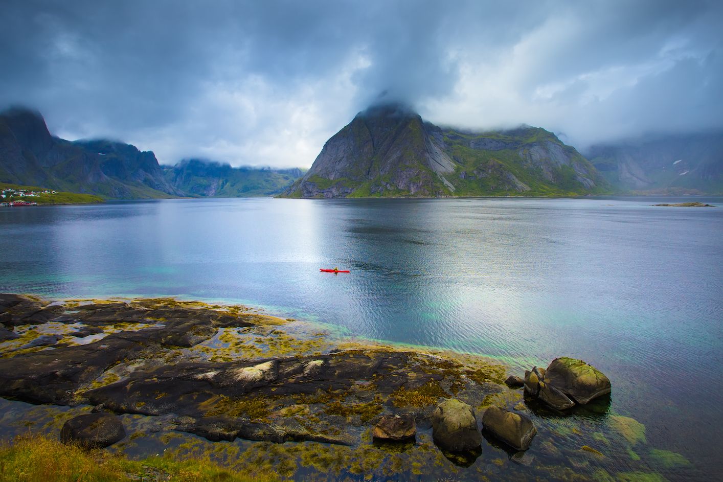 Un kayakista solitario nelle Isole Lofoten.