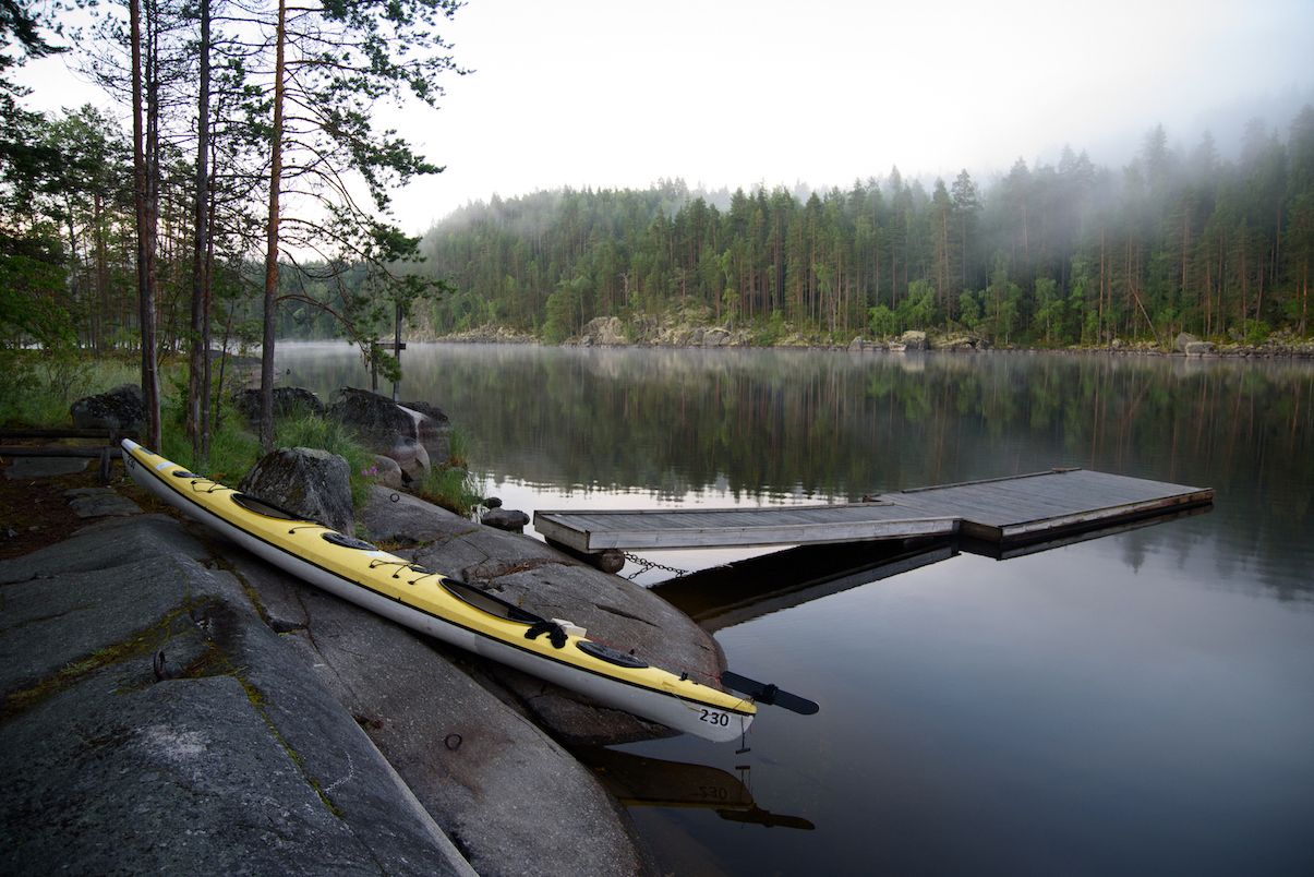 Un kayak su un'isola del Parco nazionale di Kolovesi