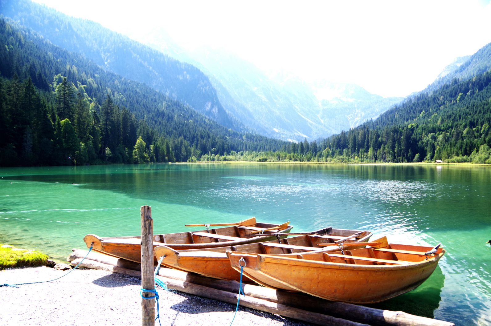Barche di legno e un lago turchese