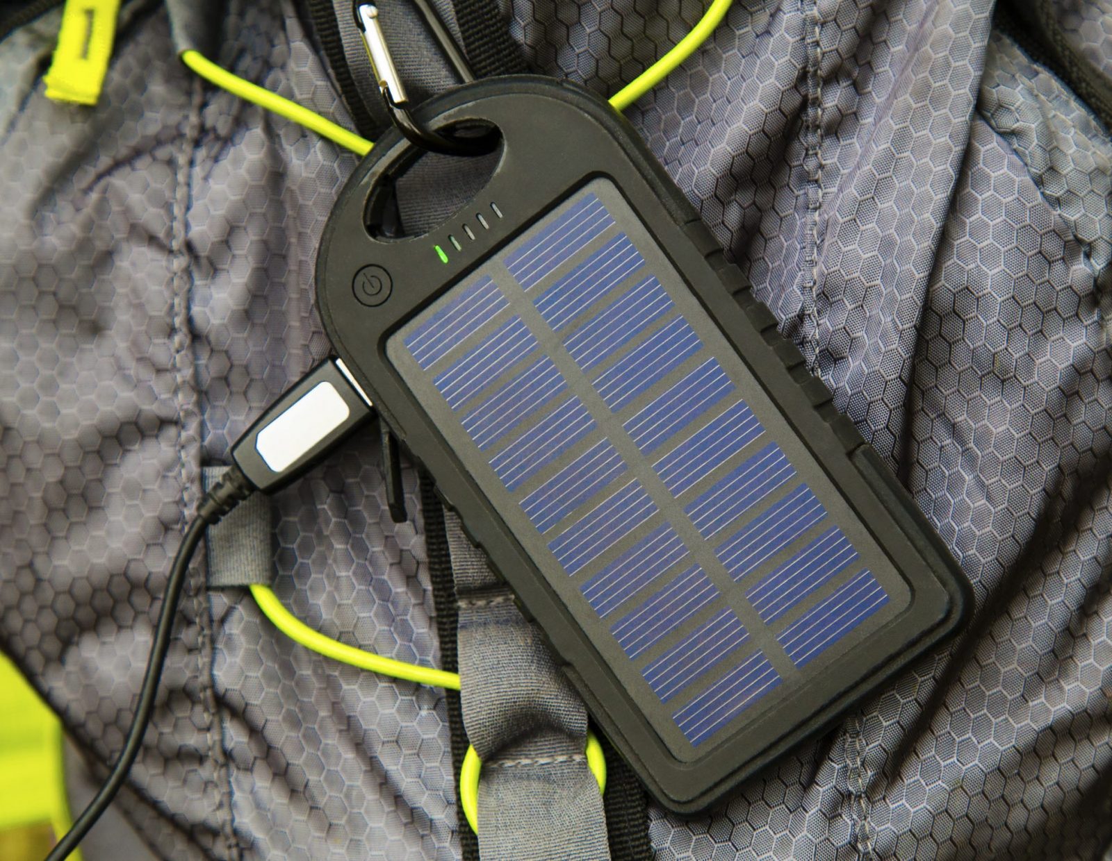 Un primo piano di un caricatore solare per telefoni.