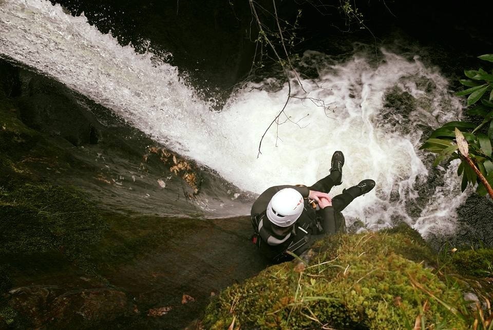 Discesa in canyoning lungo una cascata vicino al Ben Nevis