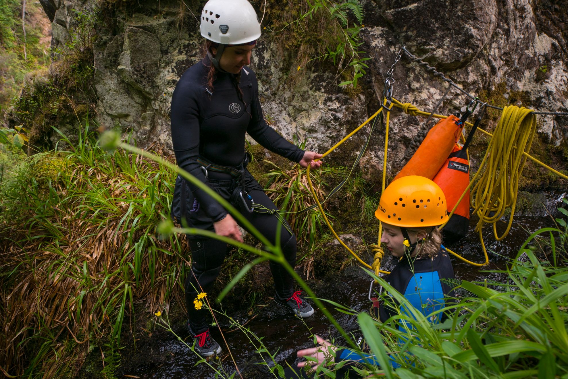 Due persone che fanno canyoning in cordata.