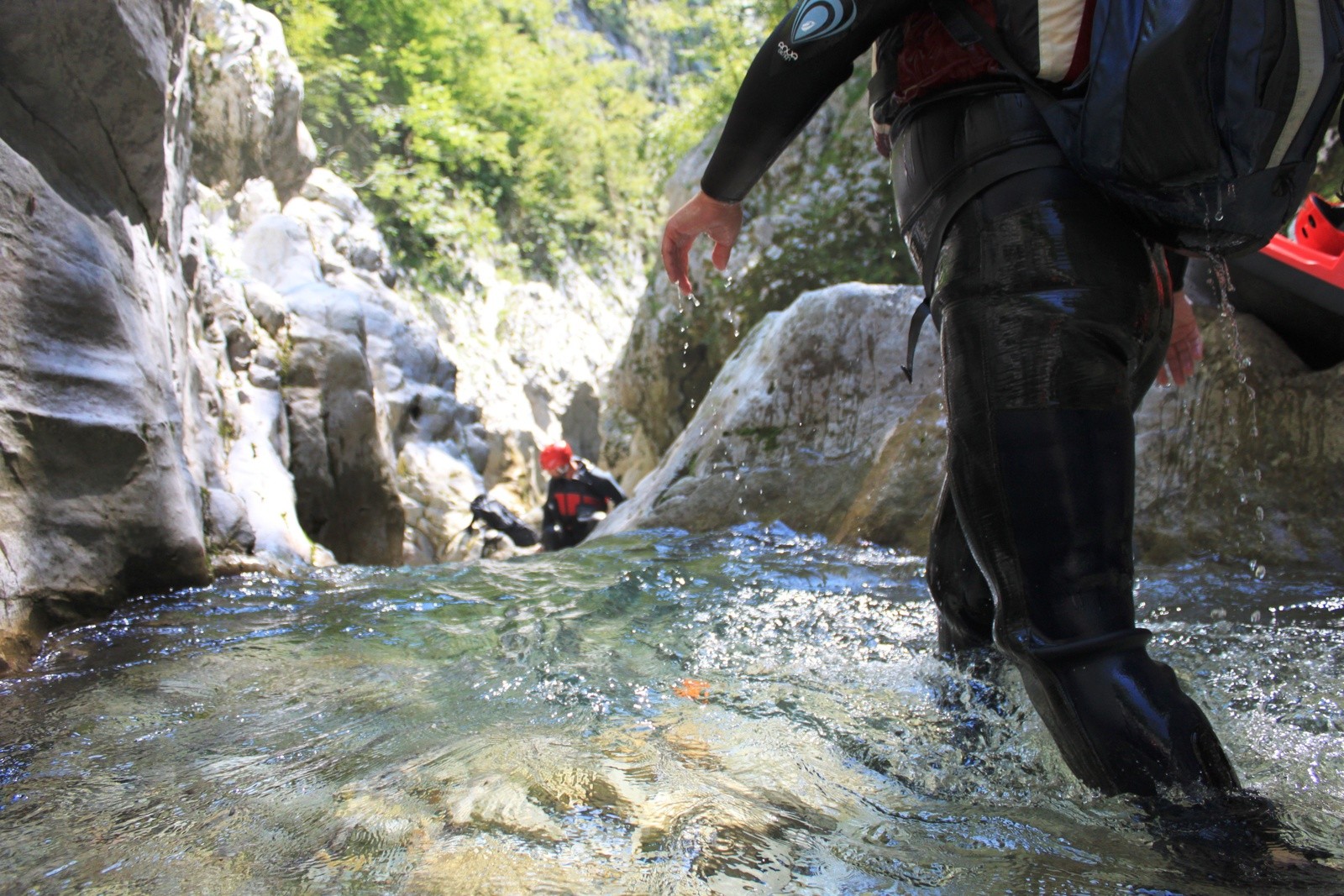 Due persone che camminano lungo il canyon di un fiume in Croazia