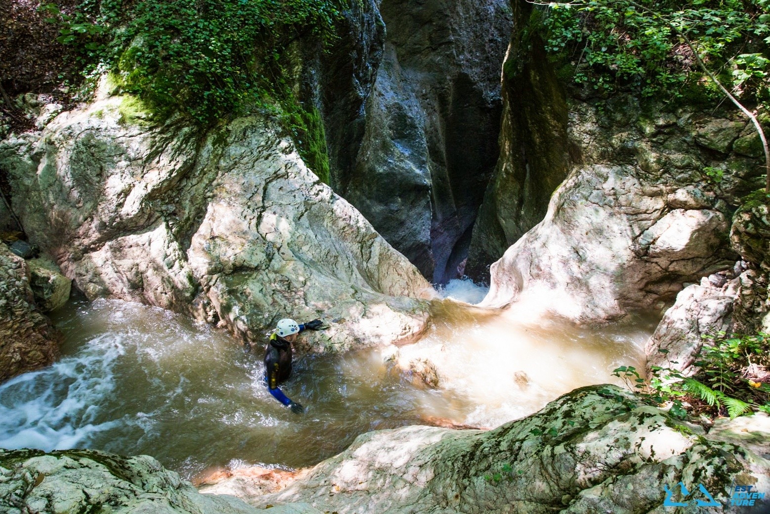 Un uomo solo che fa canyoning su un fiume nelle montagne serbe di Valjevo 