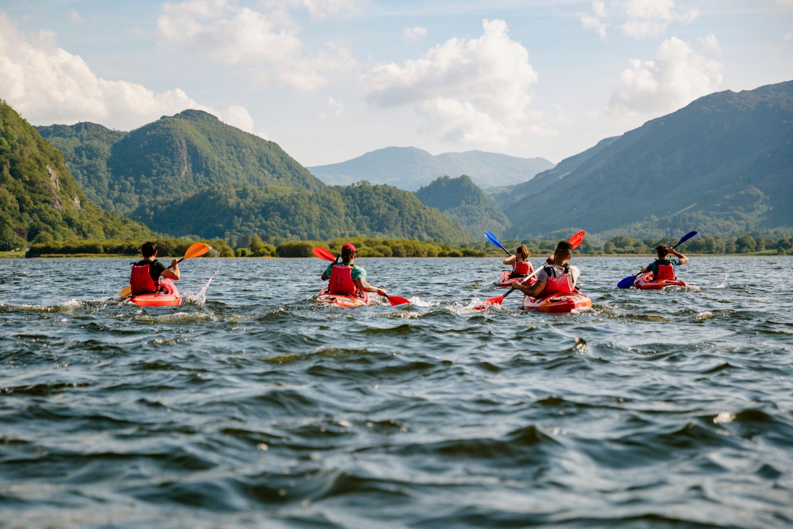 Kayakisti in un lago pittoresco