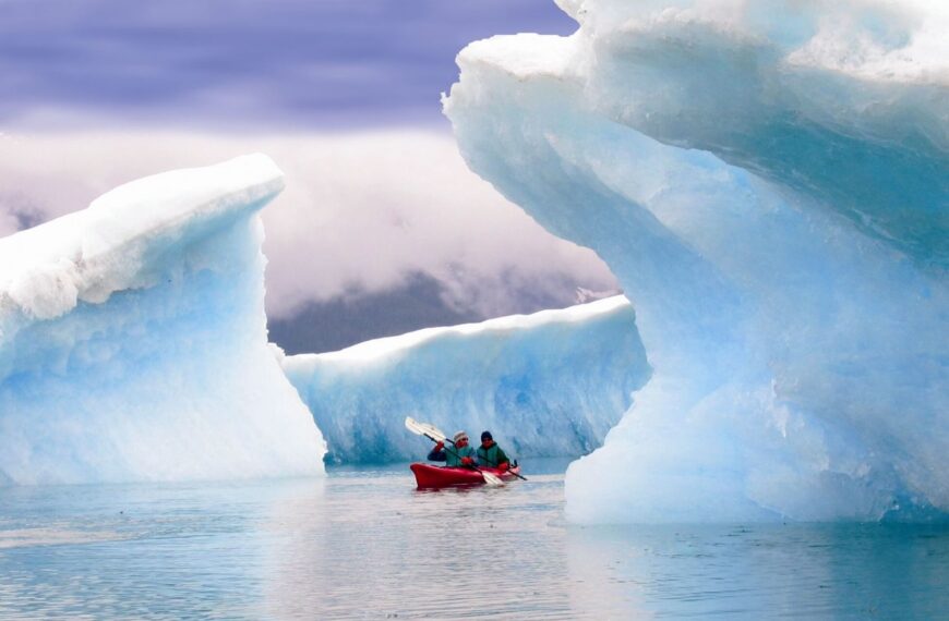 Fiordi ghiacciati e fiumi selvaggi: Guida al kayak in Alaska