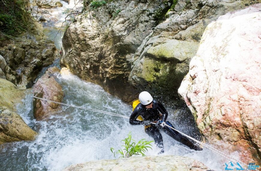 Guida per principianti al canyoning e alla camminata nelle gole