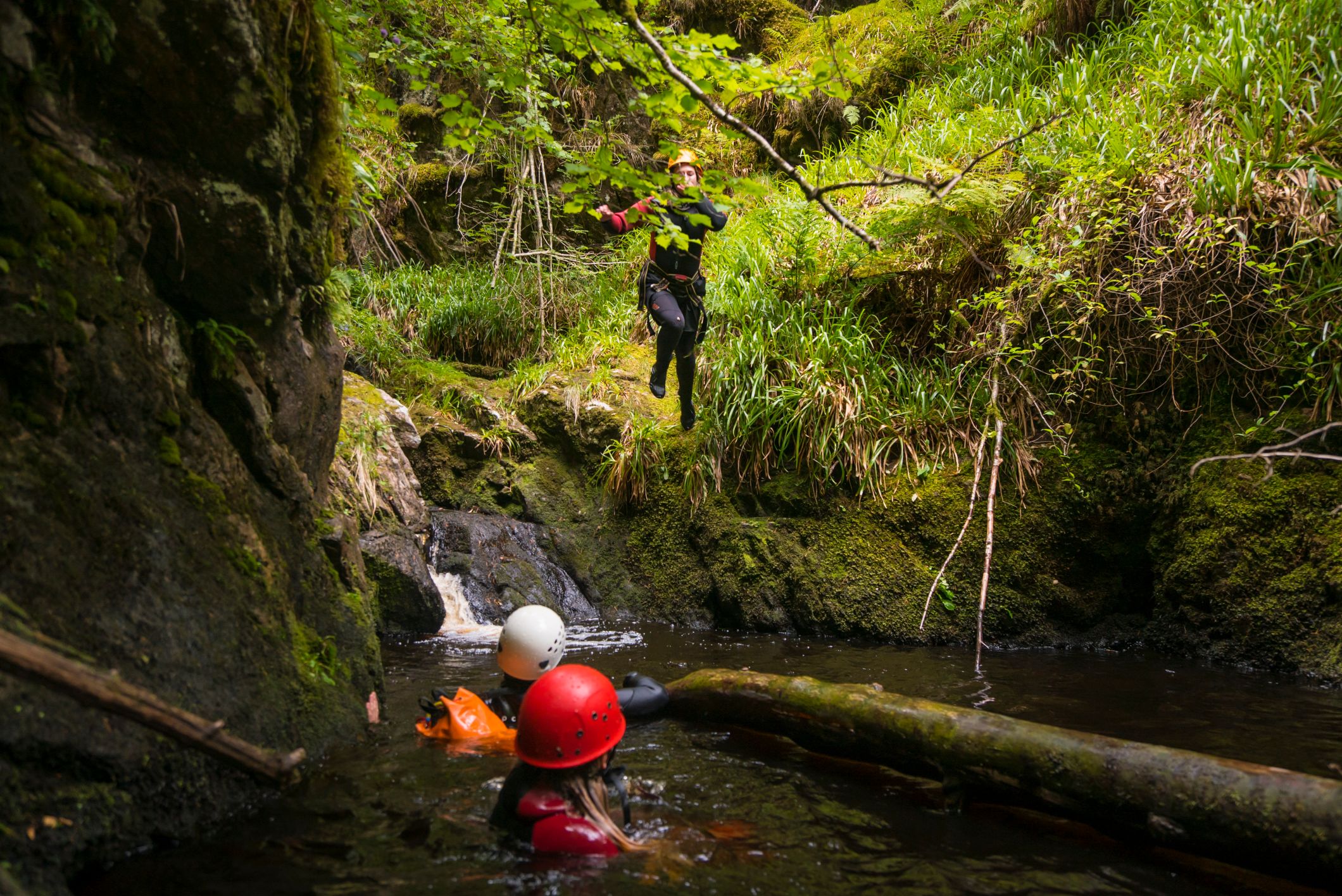 Tre persone che fanno canyoning.